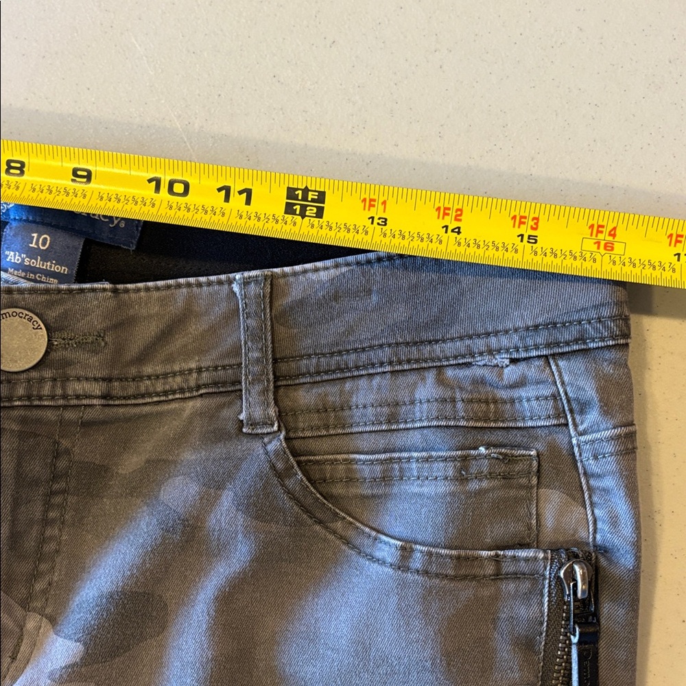 Democracy Woman’s 10 Ab Solution Camo Print Jeans - Picture 5 of 5